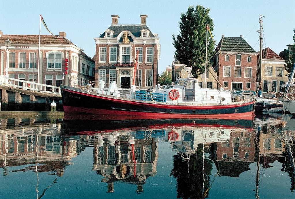 Reddingsboot Harlingen Boat Hotel Exterior foto